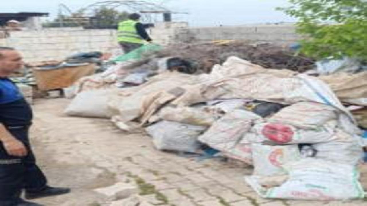 Reyhanlı'da bir evden 6 kamyon çöp çıkarıldı