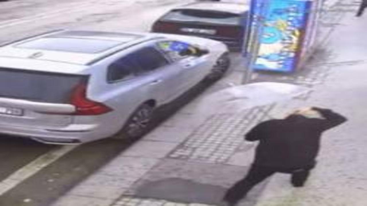 Rüzgarda patlayan camın parçaları başına düştü; o anlar kamerada