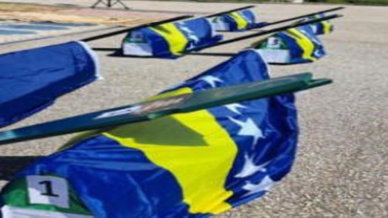 Savaşta bedenleri parçalanan 6 Boşnak 30 yıl sonra toprağa verildi