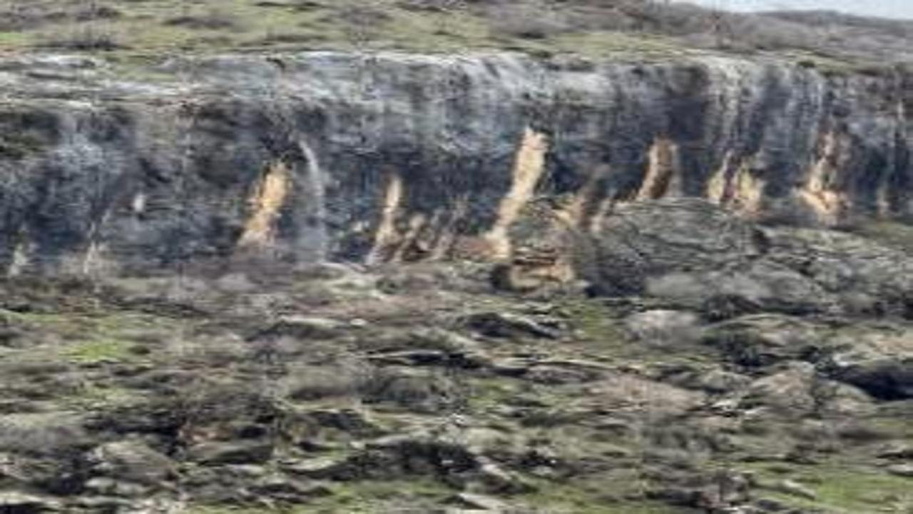 Şırnak’ta şaşırtan manzara: 20 metre yüksekteki kayanın içinden su fışkırıyor