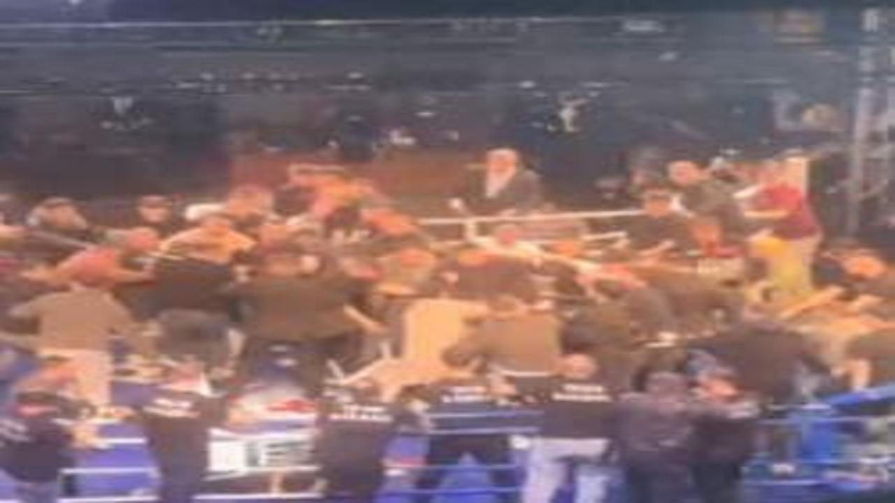 Sonunda bu da oldu! Boks maçında izleyiciler ringde sporcuları dövdü