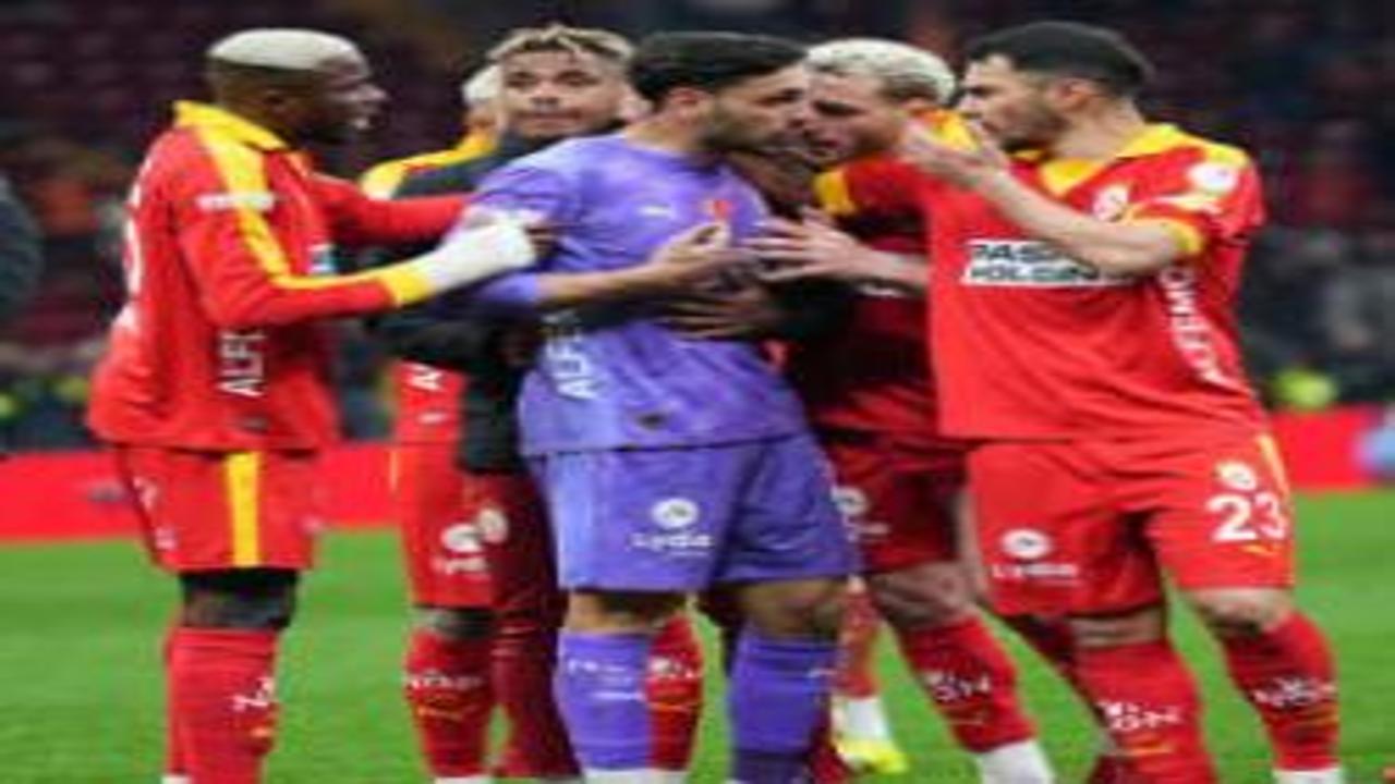 Taraftarlar önce ıslıkladı! Maçtan sonra destek verdiler