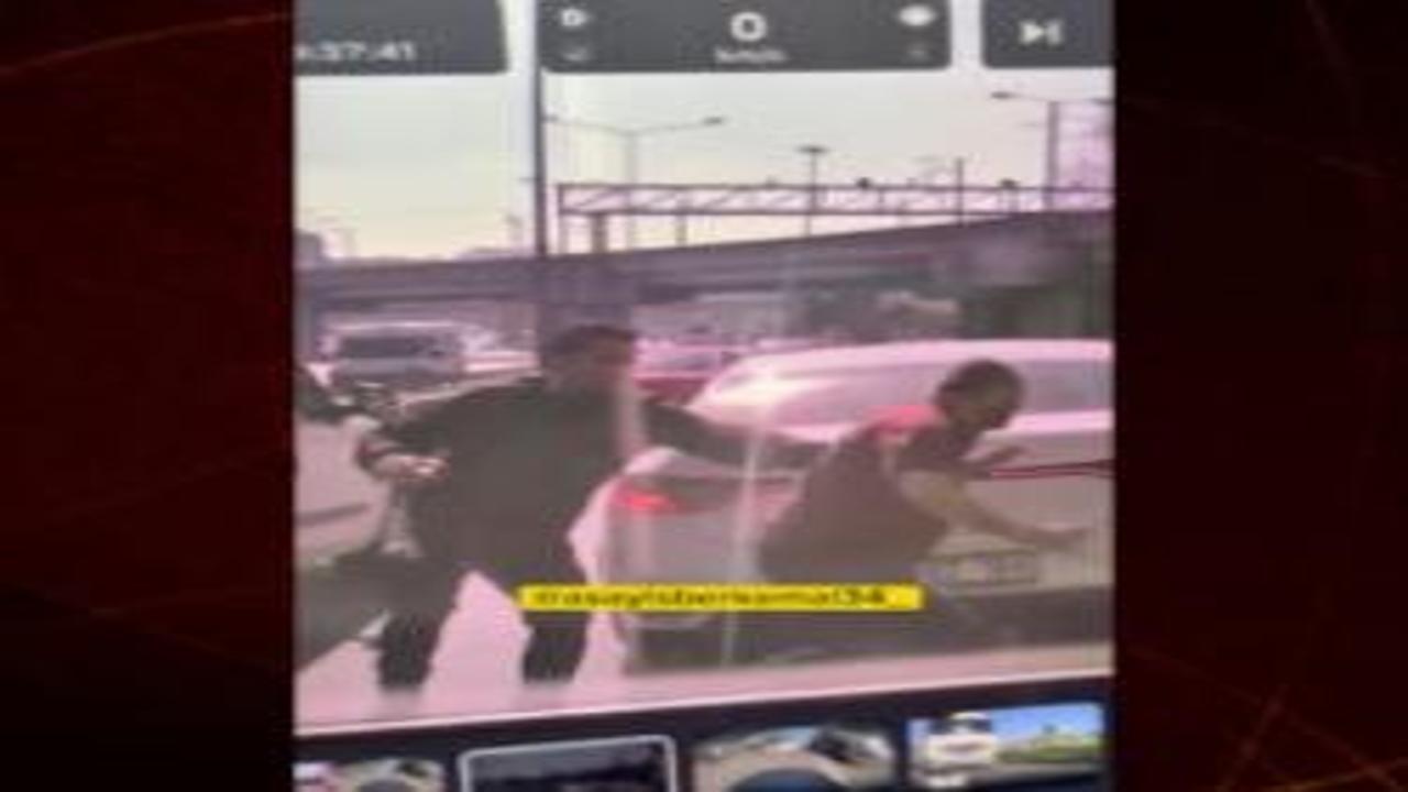 Trafikte tekme yumruk kavga ettiler, o anlar araç kamerasına yansıdı