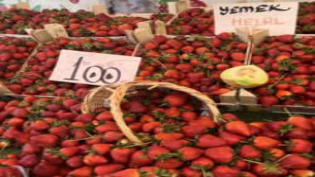 Yaz meyveleri tezgahlara çıktı! Çilek 100 lira, erik 200 lira...