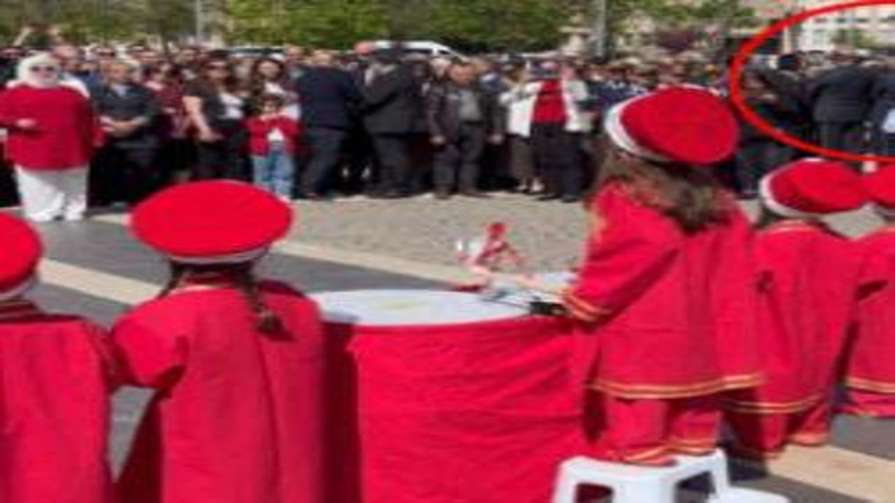 Yine CHP yine skandal: 23 Nisan töreninde çocukların mehter gösterisine sırt döndüler...