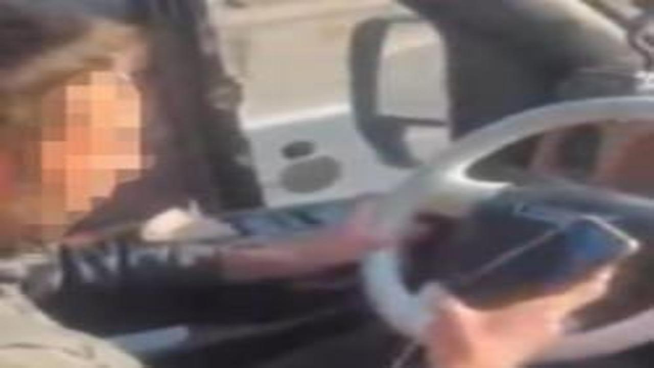 Yolcu dolu dolmuşta cep telefonuyla oynadı, faciaya davetiye çıkardı