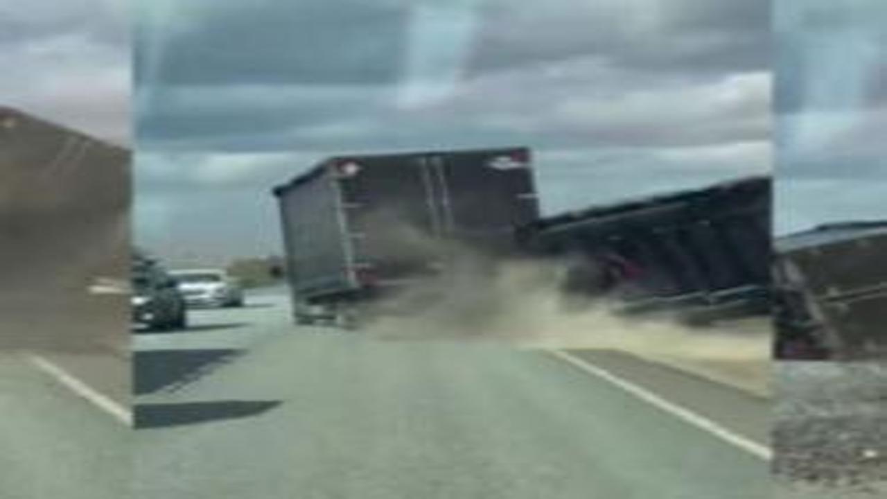 Şiddetli rüzgar kamyon devirdi: Havada parçalandı