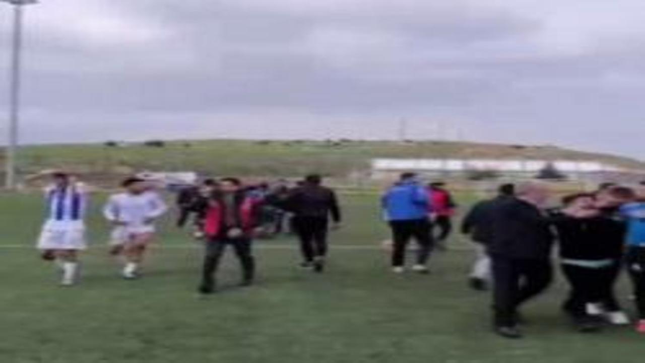 9 gollü maçın ardından saha savaş alanına döndü