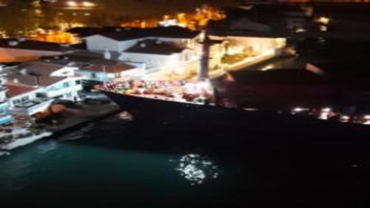 İstanbul Boğazı'nda gemi karaya oturdu! Binalara 10 metre kala faciadan dönüldü