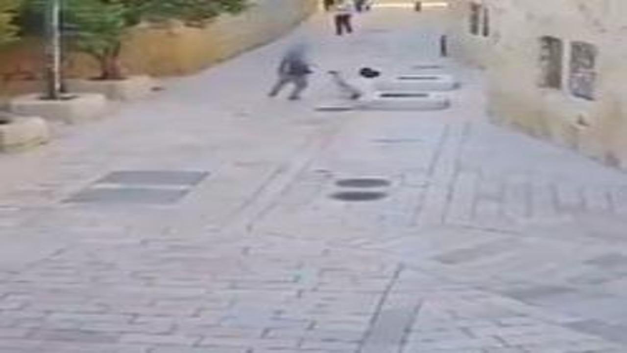 Yahudi fanatik Fransız katolik kadını sokakta saldırdı