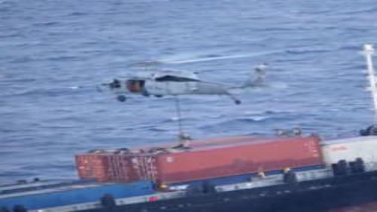 ABD ordusundan Umman Denizi'nde ticari gemiye çıkartma