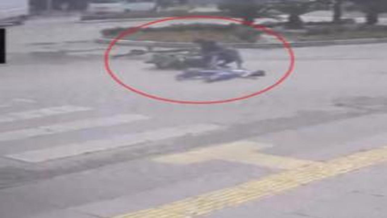 Antalya'da 3 kişinin yaralandığı yaya geçidi kazası kamerada