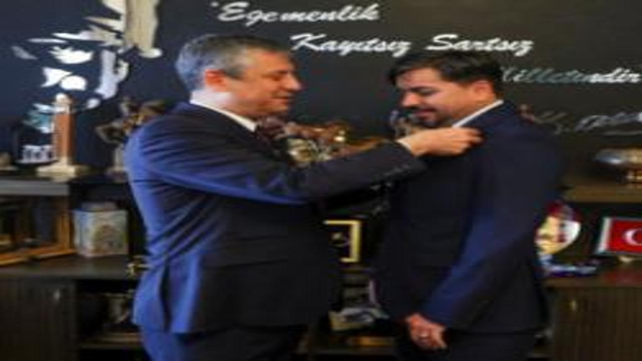 Arif Kocabıyık CHP'ye transfer oldu! Rozetini Özgür Özel taktı! Partililer isyan etti