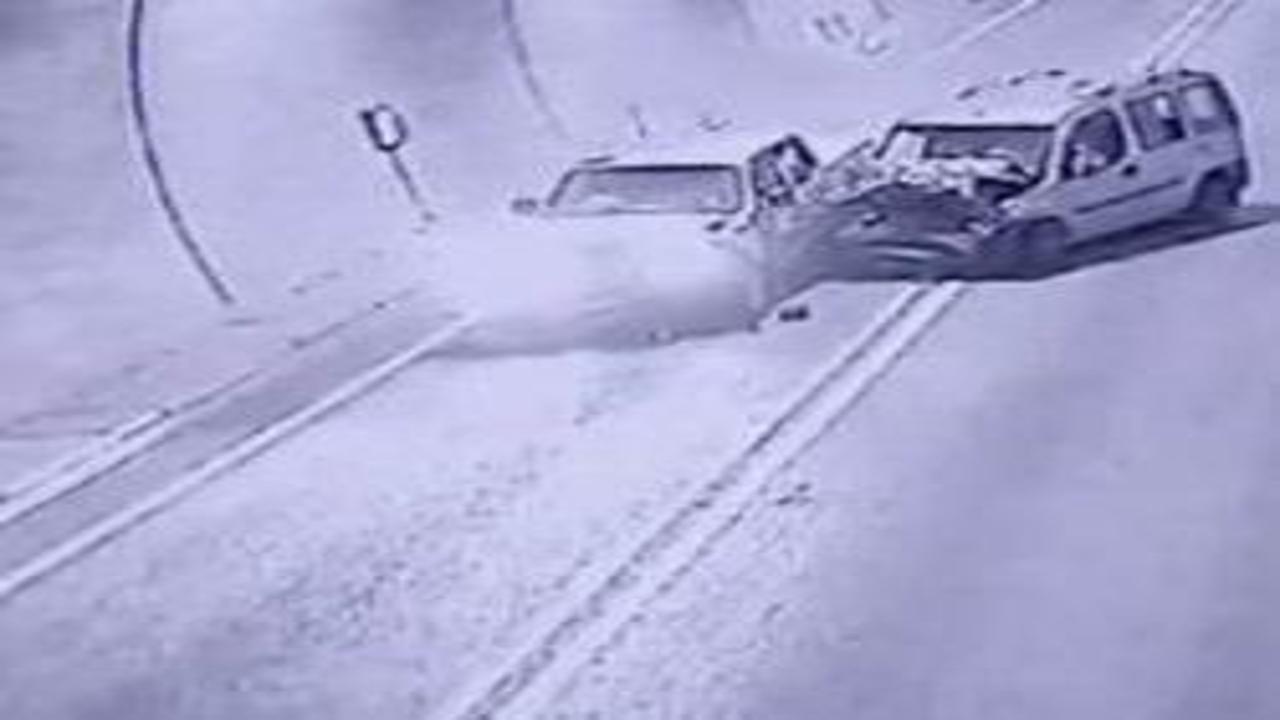 Artvin'de 7 kişinin yaralandığı tünel kazası kamerada