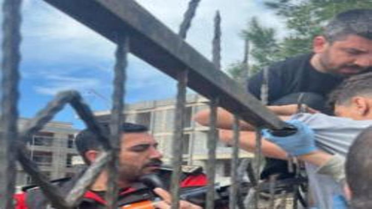 Diyarbakır'da demir korkuluk, küçük çocuğun koluna saplandı