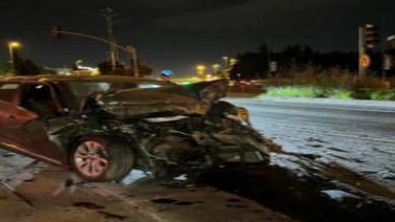 Bakırköy’de seyir halindeki otomobil, tıra arkadan çarptı: 1 yaralı