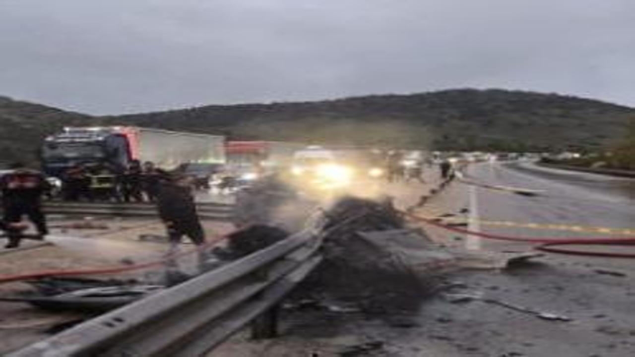 Bariyerlere çarparak yanan otomobilin sürücüsü feci şekilde can verdi