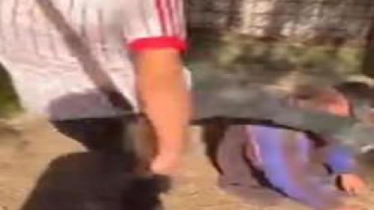 Bunlar insan olamaz! Sokakta uyuyan adamın kafasına tekme attılar