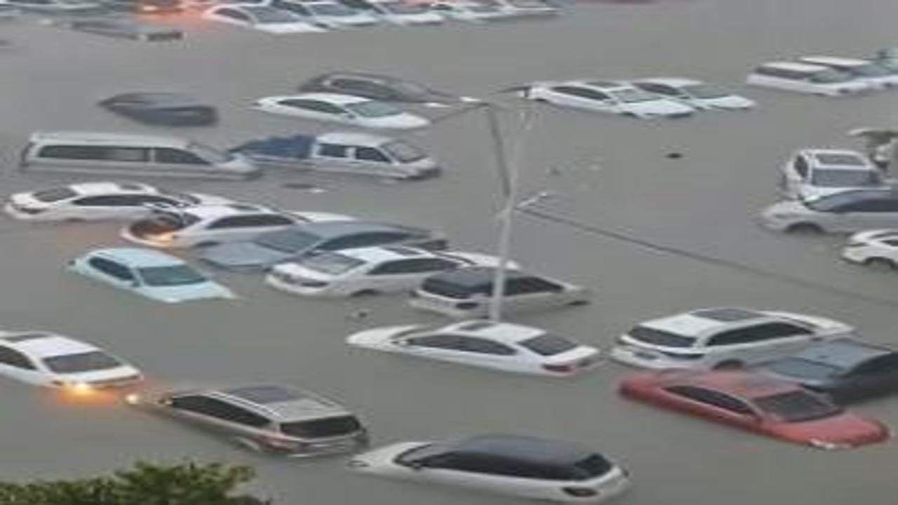 Çin'de tüm şehir sele teslim oldu