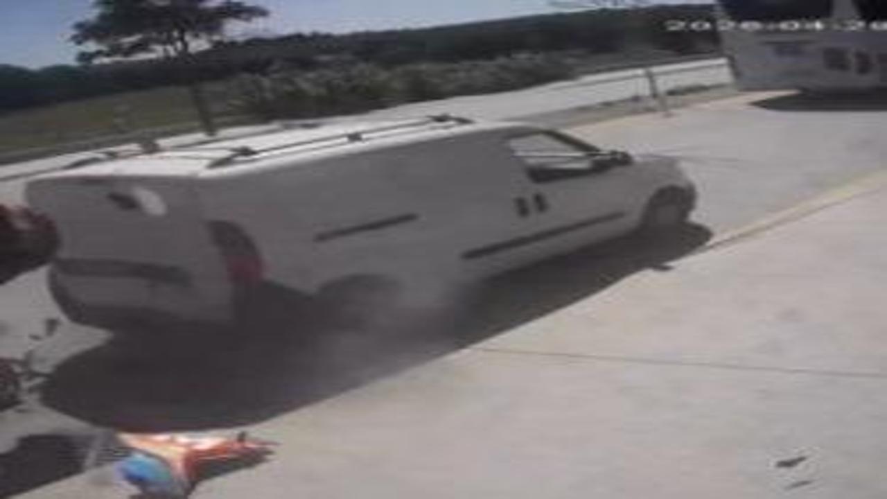 Datça'da park halindeki araca çarpan motosiklet sürücüsünün kaza anı ortaya çıktı