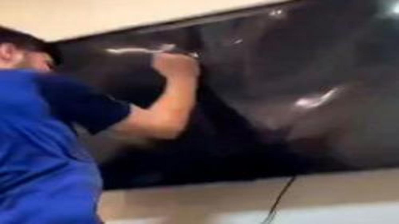 Derbi yenilgisine dayanamadı: Gözü dönmüş taraftar hıncını televizyondan çıkardı!