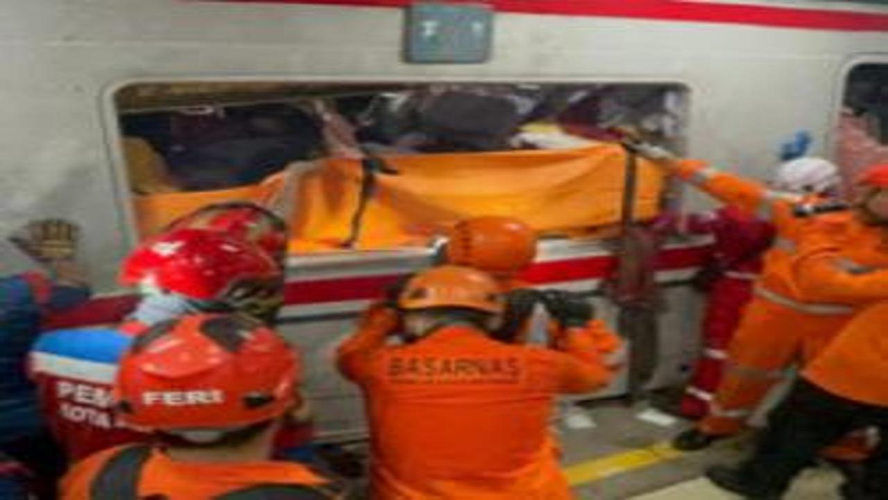 Endonezya'da yolcu trenleri çarpıştı! Çok sayıda ölü ve yaralı var