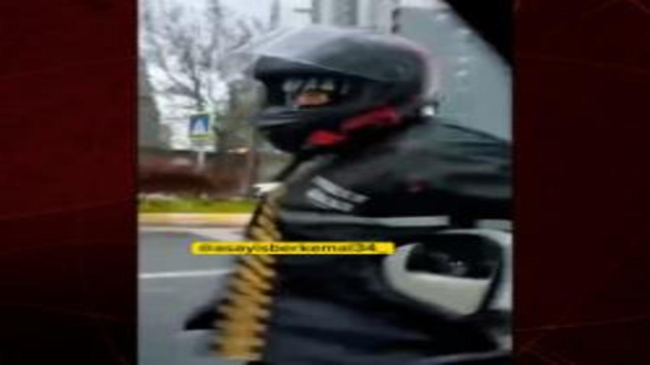 Esenyurt’ta trafikte dehşet: Otomobile sopayla saldırı kamerada