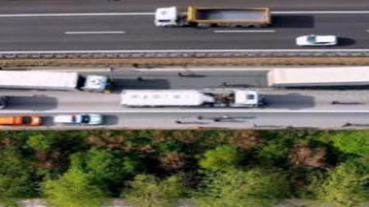 Kocaeli TEM'de 6 tır birbirine girdi: Ankara yönü trafiğe kapandı