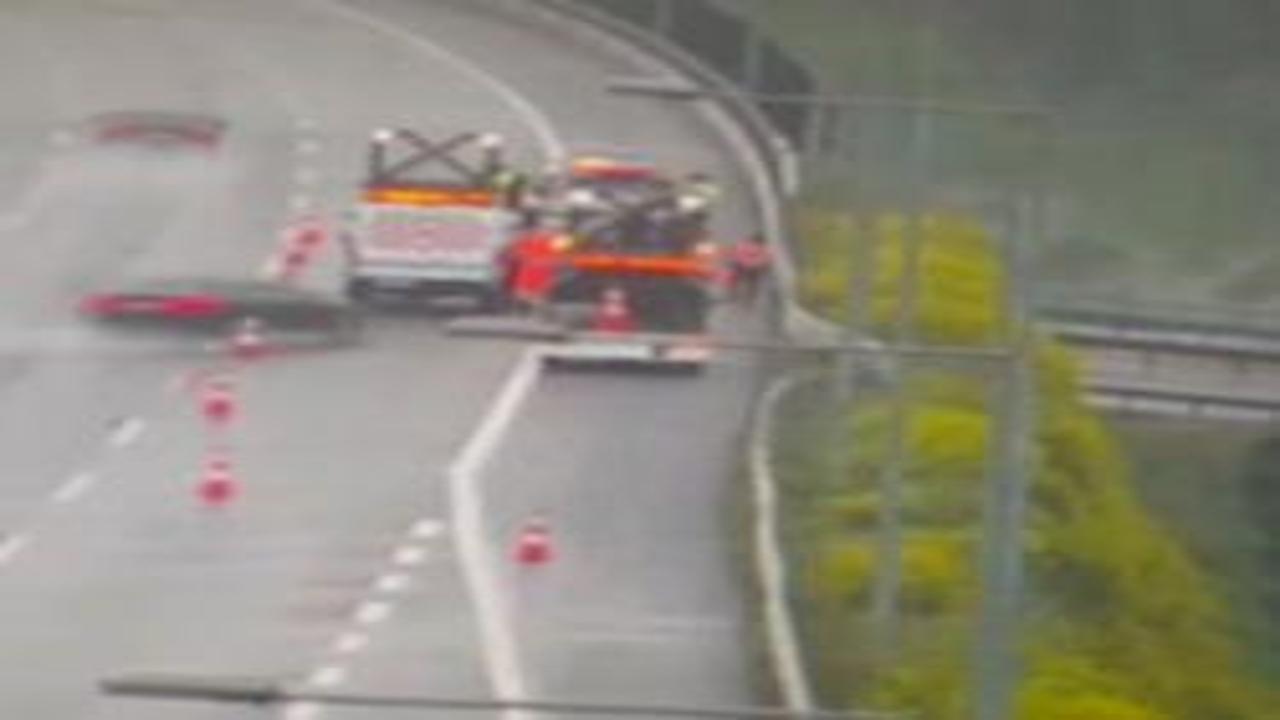 Kuzey Marmara Otoyolu'nda kaza! Yoldaki görevlilere çarptı!