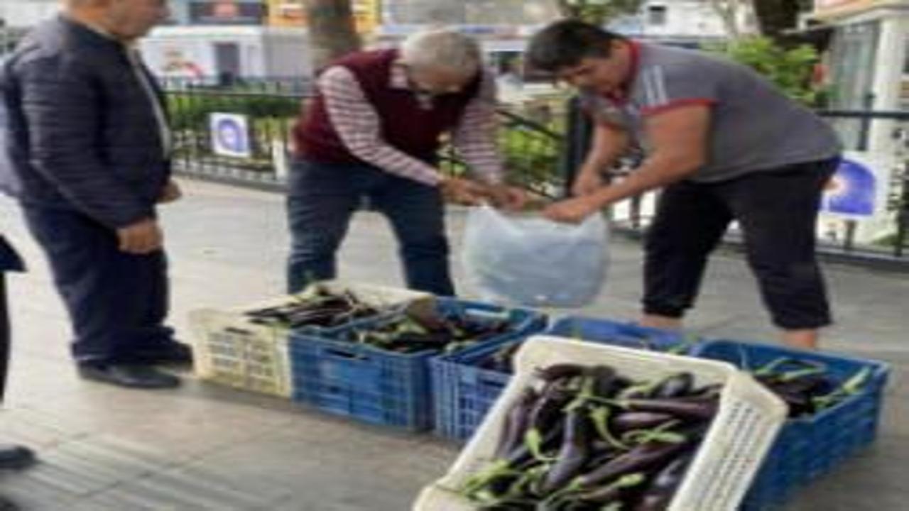 Patlıcanlar maliyetini kurtarmayınca halka ücretsiz dağıttı
