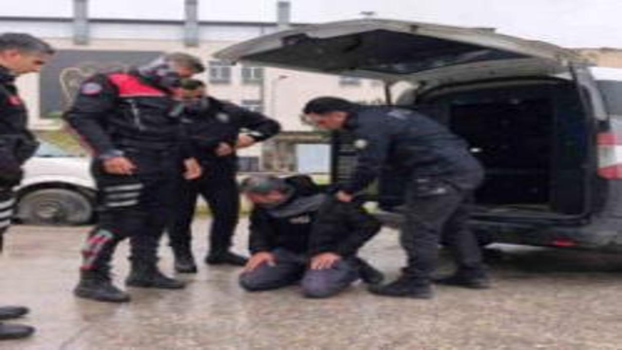 Polise direnen ehliyetsiz motosiklet sürücüsüne biber gazıyla müdahale