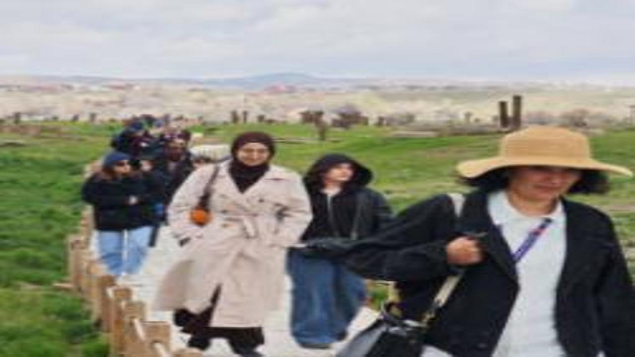 Tarihi İslam mezarlığında ziyaretçi akını