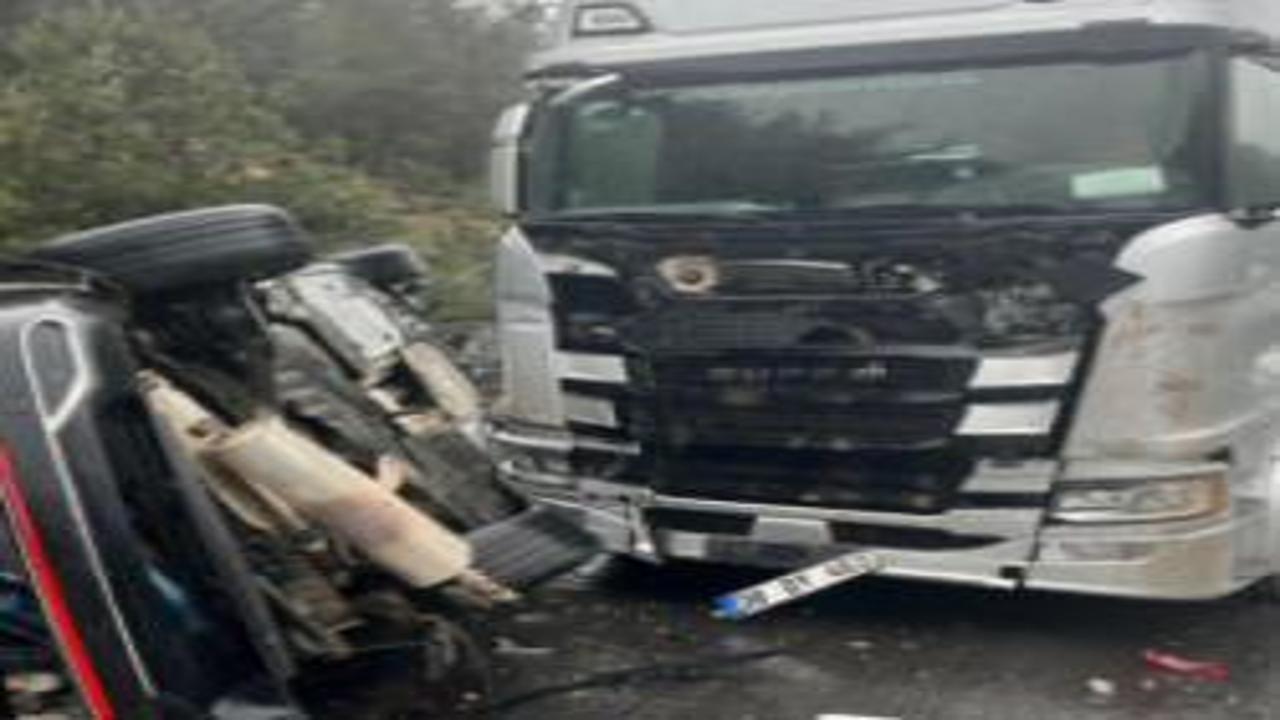 3 araçlık zincirleme kaza: Otomobil un ufak oldu! 1 ölü, 5 yaralı!