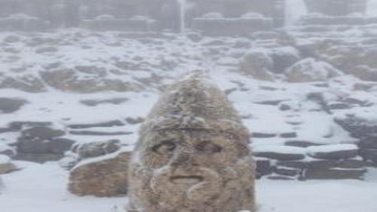 Mayıs ayında kar sürprizi: Nemrut Dağı'na lapa lapa yağdı