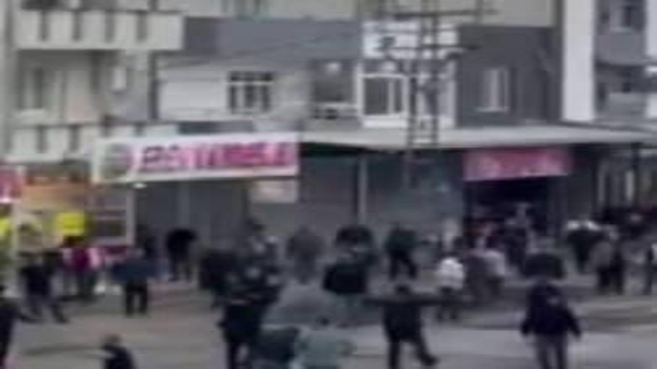 Adana'da sokak ortasında kavga: Polis havaya ateş açtı