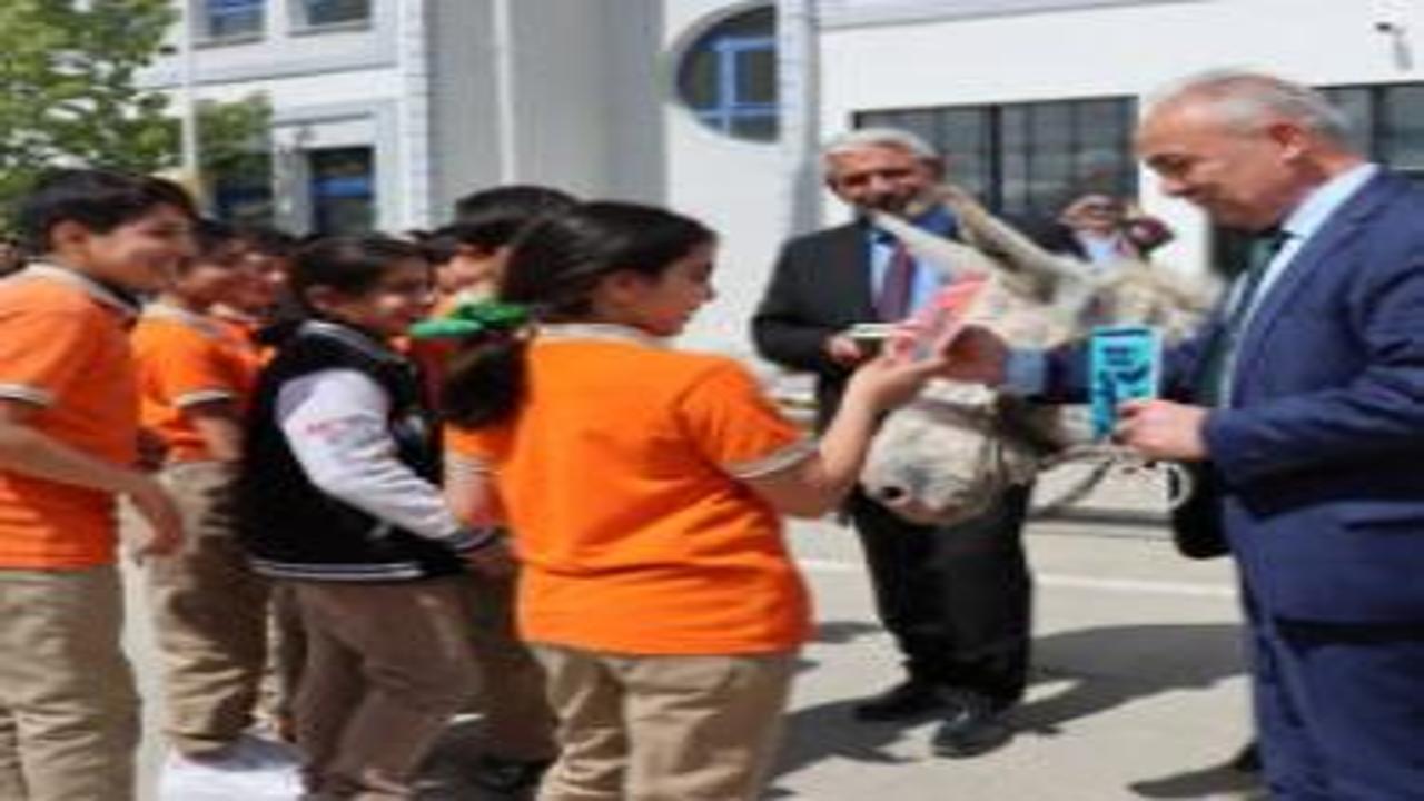 Eşeğiyle köy köy dolaşıp çocuklara kitap dağıttı: “Hayallerinizin peşinden gidin”