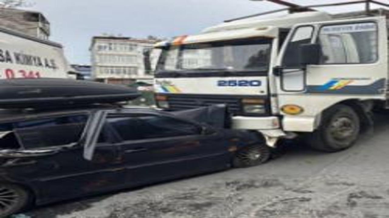 Bağcılar'da feci kaza! Freni boşalan kamyon dehşet saçtı