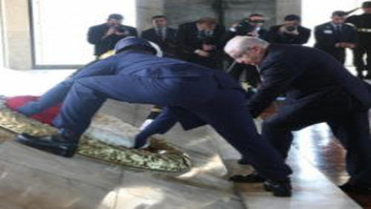 Bakan Güler, OYAK Yönetim Kurulu üyeleri ile Anıtkabir'i ziyaret etti