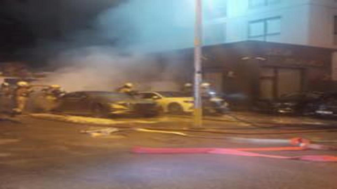 Kadıköy'de gece yarısı dehşet: Galeri önündeki araçlar alev alev yandı