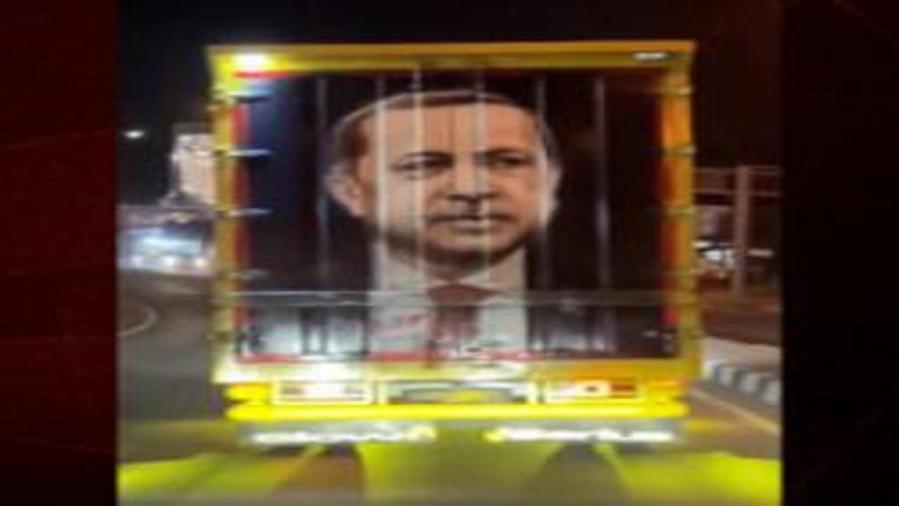 Görüntüler Endonezya’dan! Kamyonun arkasında Cumhurbaşkanı Erdoğan portresi!