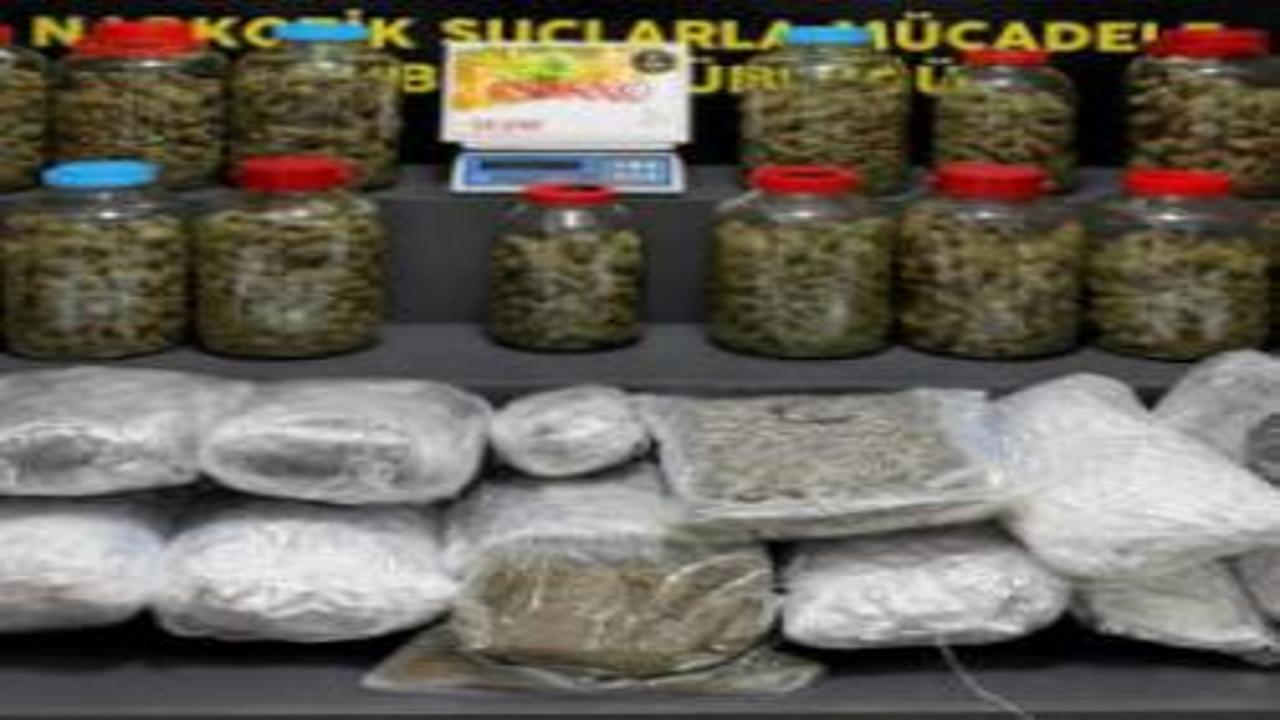İzmir'de 39 kilo kokain, 21 kilo skunk ele geçirildi; 4 tutuklama
