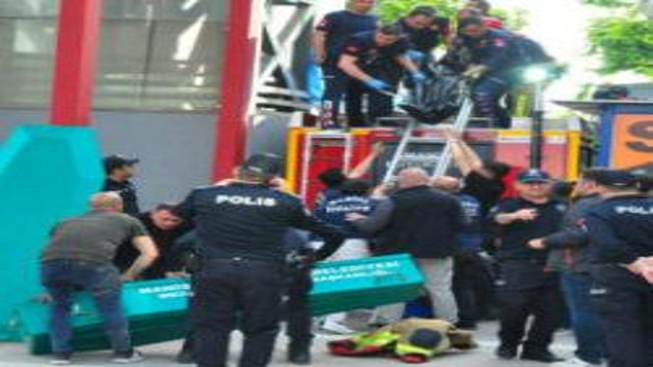 Manisa’da üst geçidin asansöründe sıkışarak can verdi