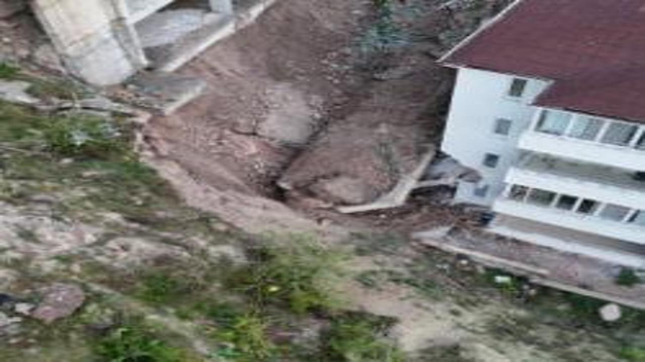 Nevşehir'de istinat duvarı çöktü: 10 daire tahliye edildi