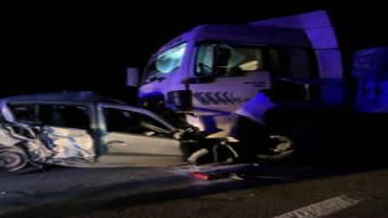 Niğde'de korkunç kaza: TIR ile çarpışan otomobildeki çift öldü