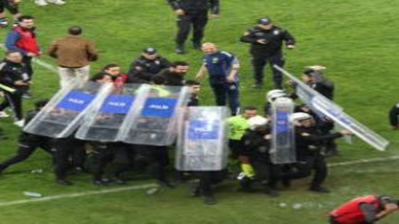 Play-off maçında saha karıştı! Soyunma odasına polis kalkanlarıyla gittiler