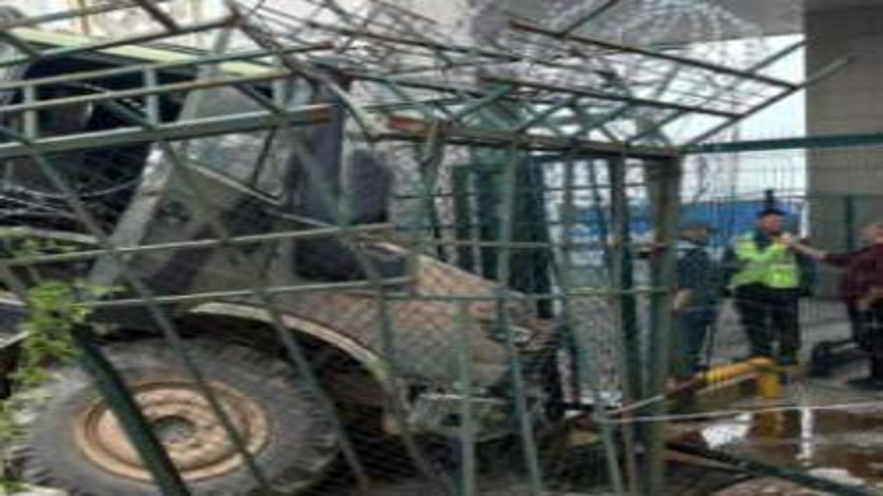 Sınır Kapısında askeri araç duvara çarptı; 2 asker yaralı