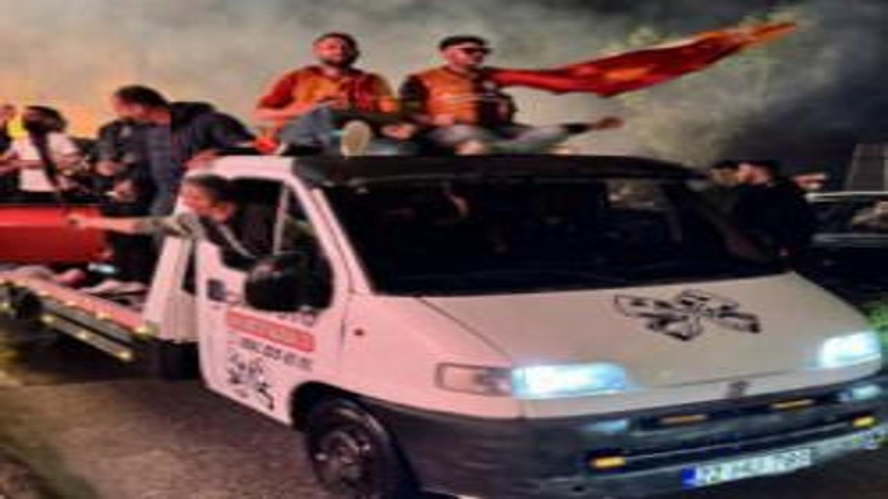 Son düdükle beraber Galatasaraylı taraftarlar sokaklara döküldü