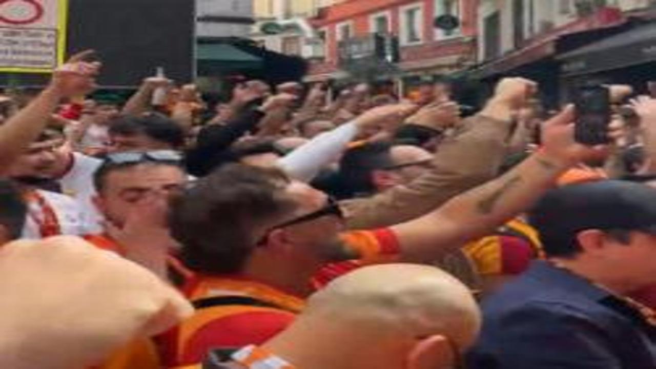 Galatasaray taraftarı Beyoğlu’nda Antalyaspor karşılaşmasını bekliyor