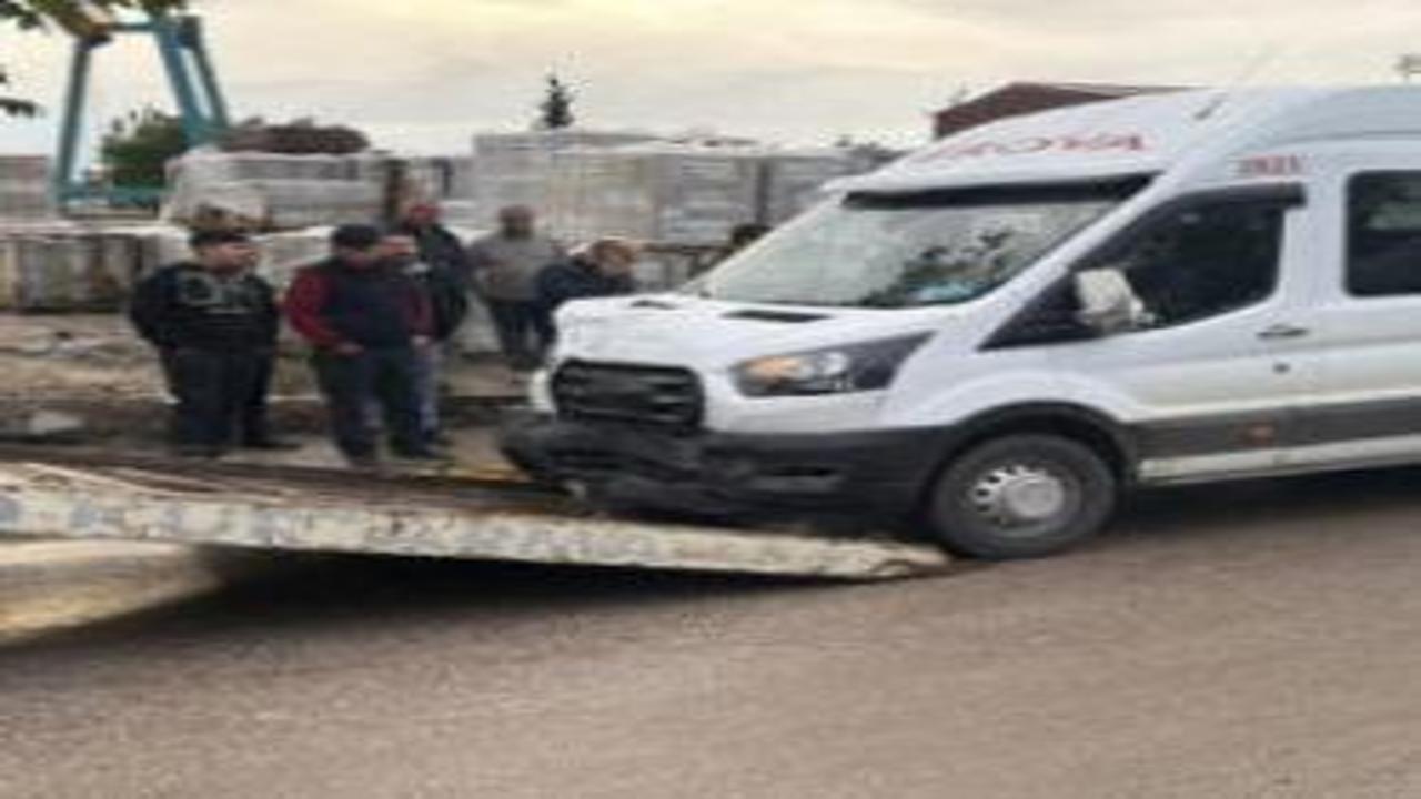 Erbaa'da iki servis minibüsü çarpıştı: 10 yaralı