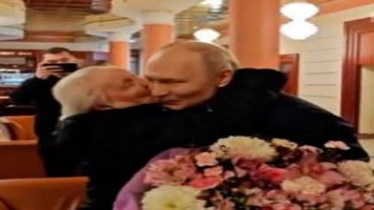 Putin, 88 yaşındaki eski öğretmeniyle buluştu! 